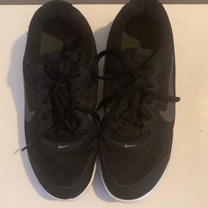 Nike Women’s Size 6 (all black) good condition